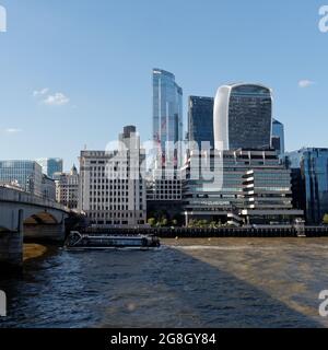 London, Greater London, England, Juni 12 2021: Themse mit dem Wolkenkratzer Walkie Talkie und einem Passagierboot Stockfoto