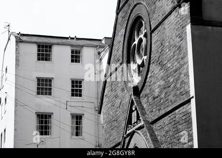 Monochrome Bilder von Gebäuden rund um die Küste von Brighton zeigen architektonische Details aus einer Reihe von Jahrhunderten, die bis in die viktorianische Zeit zurückreichen. Stockfoto