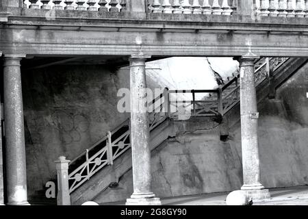 Monochrome Bilder von Gebäuden rund um die Küste von Brighton zeigen architektonische Details aus einer Reihe von Jahrhunderten, die bis in die viktorianische Zeit zurückreichen. Stockfoto