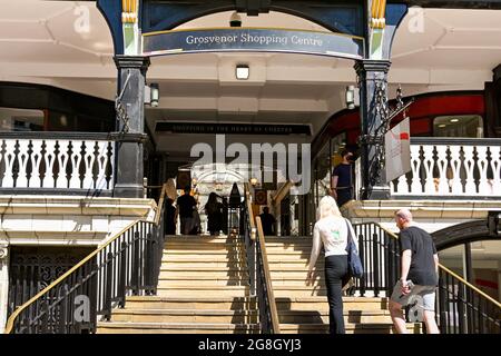 Chester, England - 2021. Juli: Menschen, die Treppen zum Eingang des Grosvenor Shopping Centers der Stadt hinaufgehen Stockfoto