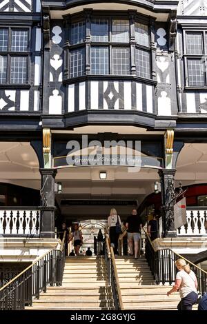 Chester, England - 2021. Juli: Menschen, die Treppen zum Eingang des Grosvenor Shopping Centers der Stadt hinaufgehen Stockfoto