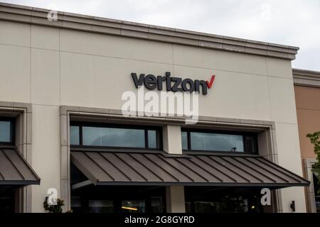 Kirkland, WA USA - ca. Juli 2021: Straßenansicht eines Verizon Wireless Handy-Shops in einem Einkaufszentrum. Stockfoto