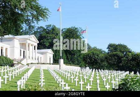 Suresnes American Cemetery befindet sich etwas außerhalb von Paris, erinnert an amerikanische Dienstmitglieder, die ihr Leben während des Ersten und Zweiten Weltkriegs verloren Stockfoto