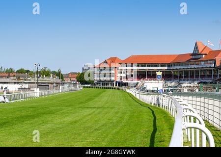 Chester, England - Juli 2021: Strecke und Stand auf der Rennbahn in Chester. Es liegt neben dem Stadtzentrum. Stockfoto