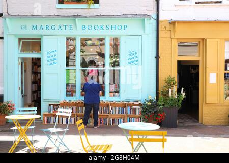 Die Buchhandlung am Marktplatz im Herzen der Küstenstadt Margate, in Thanet, im Osten von Kent, Großbritannien Stockfoto