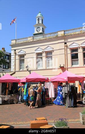 Der lebhafte Samstagsmarkt im Zentrum der Küstenstadt Margate, auf Thanet, im Osten von Kent, Großbritannien Stockfoto