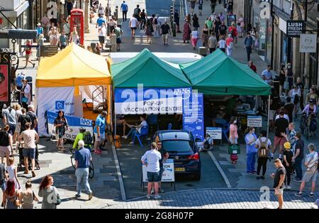 Chester, Cheshire, England - Juli 2021: Luftaufnahme eines Covid-19 Pop-up-Impfzentrums in einer der Haupteinkaufsstraßen von Chester. Stockfoto