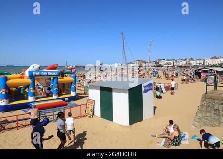 Beliebter Strand von Margate in Thanet im Osten von Kent, an einem heißen Sommertag, Süd-England, Großbritannien Stockfoto