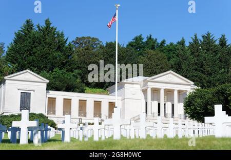 Suresnes American Cemetery befindet sich etwas außerhalb von Paris, erinnert an amerikanische Dienstmitglieder, die ihr Leben während des Ersten und Zweiten Weltkriegs verloren Stockfoto