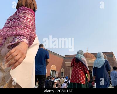 Viele islamische Teilnehmer betreten die Bergmoschee in Hamilton zum Gebet und zur Feier der Eid. Stockfoto