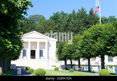 Suresnes American Cemetery befindet sich etwas außerhalb von Paris, erinnert an amerikanische Dienstmitglieder, die ihr Leben während des Ersten und Zweiten Weltkriegs verloren Stockfoto