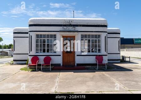 Carthage, Missouri - 5. Mai 2021: Das Boots Court Motel, ein restauriertes Deco-Hotel im historischen US Route 66 Motorcourt-Stil Stockfoto