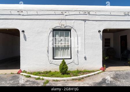 Carthage, Missouri - 5. Mai 2021: Das Boots Court Motel, ein restauriertes Deco-Hotel im historischen US Route 66 Motorcourt-Stil Stockfoto