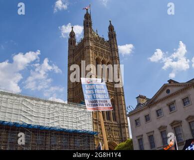 London, Großbritannien. Juli 2021. Plakat „Rette unseren NHS vor den Tories“, das während der Demonstration gegenüber dem parlament gesehen wurde. Gewerkschaftsmitglieder, NHS-Mitarbeiter und Unterstützer versammelten sich in Westminster, um eine Lohnerhöhung von 15 % für alle NHS-Beschäftigten zu fordern, nachdem die Regierung eine Erhöhung um 1 % vorgeschlagen hatte, und marschierten zur Downing Street 10, um ihre Petition einzureichen. Kredit: SOPA Images Limited/Alamy Live Nachrichten Stockfoto