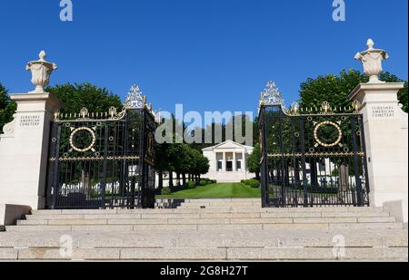 Der Eintritt in den Suresnes American Cemetery. Es befindet sich etwas außerhalb von Paris, erinnert an amerikanische Dienstmitglieder, die während des Weltkrieges ihr Leben verloren Stockfoto