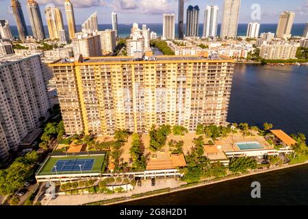 Sunny Isles Beach, FL, USA - 17. Juli 2021: Luftaufnahme der Winston Towers Wohnanlagen Sunny Isles Beach FL USA Stockfoto