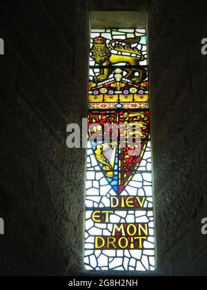 Buntglasfenster in der Hall of Arms am National Wallace Monument in der Nähe von Stirling, einer ikonischen Touristenattraktion im Zentrum Schottlands. Stockfoto