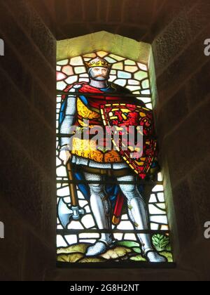 In einem Buntglasfenster am Wallace Monument in der Nähe von Stirling wird Robert the Bruce in heroischer Pose mit seiner Kampfpickel und seinem Schild dargestellt. Stockfoto