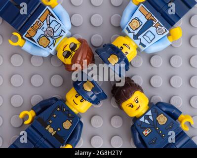 Tambow, Russische Föderation - 05. Juli 2021 vier Lego-Polizisten auf grauem Grundplattenhintergrund. Stockfoto