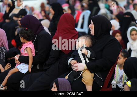 Palästinensische Muslime führen das Eid al-Adha-Morgengebet auf dem Al-Saraya-Platz durch. Eid al-Adha ist das heiligste Fest im Islam, bei dem Muslime Rinder und Schafe schlachten, um der Bereitschaft des Propheten Ibrahim (Abraham) zu gedenken, seinen Sohn Ismael zu opfern. Palästina. Stockfoto