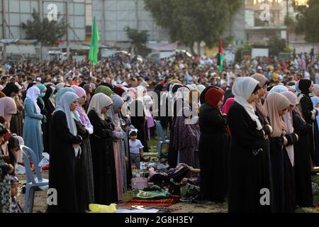 Palästinensische Muslime führen das Eid al-Adha-Morgengebet auf dem Al-Saraya-Platz durch. Eid al-Adha ist das heiligste Fest im Islam, bei dem Muslime Rinder und Schafe schlachten, um der Bereitschaft des Propheten Ibrahim (Abraham) zu gedenken, seinen Sohn Ismael zu opfern. Palästina. Stockfoto