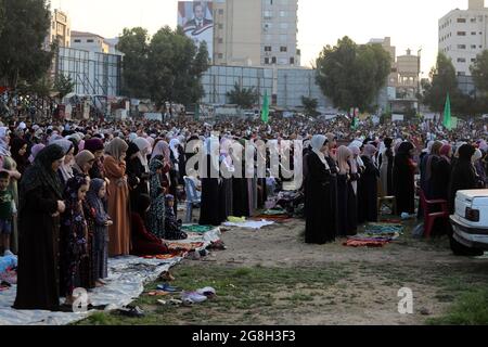 Palästinensische Muslime führen das Eid al-Adha-Morgengebet auf dem Al-Saraya-Platz durch. Eid al-Adha ist das heiligste Fest im Islam, bei dem Muslime Rinder und Schafe schlachten, um der Bereitschaft des Propheten Ibrahim (Abraham) zu gedenken, seinen Sohn Ismael zu opfern. Palästina. Stockfoto