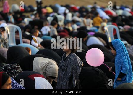 Palästinensische Muslime führen das Eid al-Adha-Morgengebet auf dem Al-Saraya-Platz durch. Eid al-Adha ist das heiligste Fest im Islam, bei dem Muslime Rinder und Schafe schlachten, um der Bereitschaft des Propheten Ibrahim (Abraham) zu gedenken, seinen Sohn Ismael zu opfern. Palästina. Stockfoto