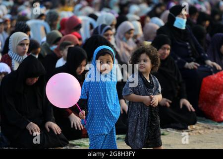 Palästinensische Muslime führen das Eid al-Adha-Morgengebet auf dem Al-Saraya-Platz durch. Eid al-Adha ist das heiligste Fest im Islam, bei dem Muslime Rinder und Schafe schlachten, um der Bereitschaft des Propheten Ibrahim (Abraham) zu gedenken, seinen Sohn Ismael zu opfern. Palästina. Stockfoto