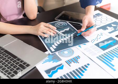 Nahaufnahme der Hand des Marketing Manager Mitarbeiter zeigen auf Business Document während der Diskussion im Konferenzraum, Notebook auf Holz Tisch-Business anhand von quantitativen Simulatio Stockfoto