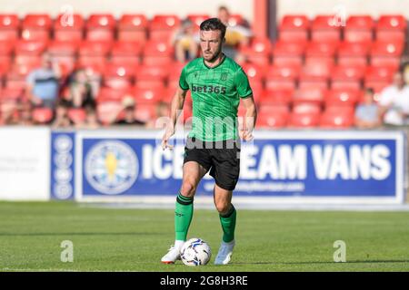 Crewe, Großbritannien. Juli 2021. Morgan Fox #3 von Stoke City läuft mit dem Ball in Crewe, Großbritannien am 7/20/2021. (Foto von Simon Whitehead/News Images/Sipa USA) Quelle: SIPA USA/Alamy Live News Stockfoto