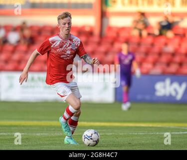 Crewe, Großbritannien. Juli 2021. Charlie Kirk #10 von Crewe Alexandra läuft mit dem Ball in Crewe, Vereinigtes Königreich am 7/20/2021. (Foto von Simon Whitehead/News Images/Sipa USA) Quelle: SIPA USA/Alamy Live News Stockfoto