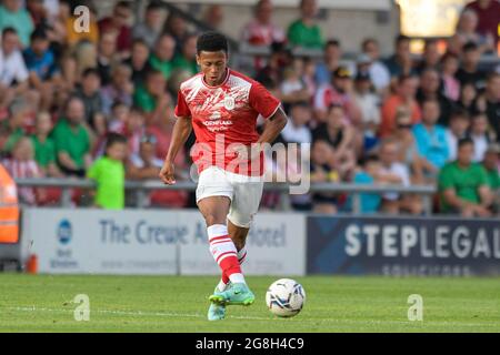 Crewe, Großbritannien. Juli 2021. Tireece Onyeka #17 von Crewe Alexandra übergibt den Ball in Crewe, Vereinigtes Königreich am 7/20/2021. (Foto von Simon Whitehead/News Images/Sipa USA) Quelle: SIPA USA/Alamy Live News Stockfoto