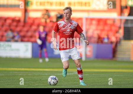 Crewe, Großbritannien. Juli 2021. Charlie Kirk #10 von Crewe Alexandra läuft mit dem Ball in Crewe, Vereinigtes Königreich am 7/20/2021. (Foto von Simon Whitehead/News Images/Sipa USA) Quelle: SIPA USA/Alamy Live News Stockfoto