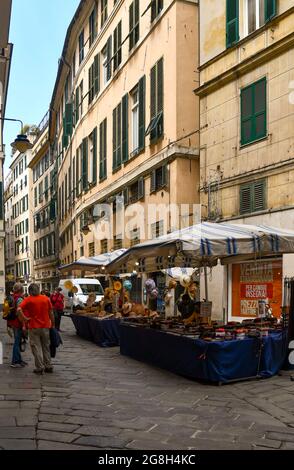 Straßenmarkt auf der Piazza di Soziglia in der Altstadt mit Ständen, die im Sommer Korbhüte und Lederzubehör verkaufen, Genua, Ligurien, Italien Stockfoto