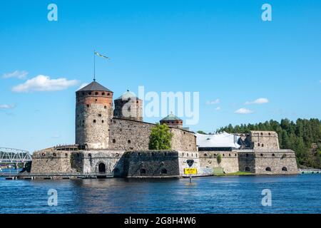 Mittelalterliche Olavinlinna-Burg oder Steinfestung mit drei Türmen vom Saimaa-See in Savonlinna, Finnland Stockfoto