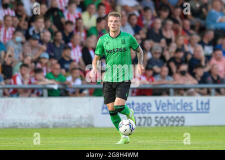 Crewe, Großbritannien. Juli 2021. Josh Tymon #14 von Stoke City läuft mit dem Ball in Crewe, Vereinigtes Königreich am 7/20/2021. (Foto von Simon Whitehead/News Images/Sipa USA) Quelle: SIPA USA/Alamy Live News Stockfoto