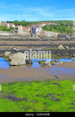 Robin Hoods Bay vom Vorland bei Ebbe, North Yorkshire, North Yorks Moors National Park, England, Großbritannien. Stockfoto