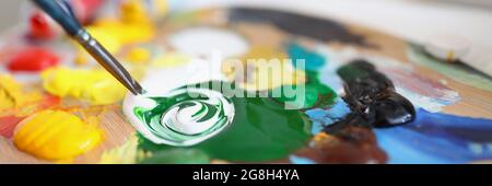 Die Palette enthält Mischfarben zum Malen Stockfoto