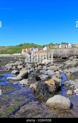 Robin Hoods Bay vom Vorland bei Ebbe, North Yorkshire, North Yorks Moors National Park, England, Großbritannien. Stockfoto