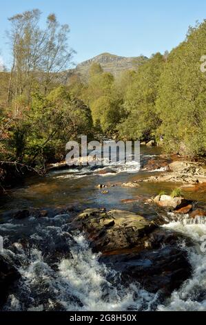 Fluss bilden Stromschnellen und kleine Wasserfälle über den Felsen, wie es fließt aus den Bergen. Snowdonia National Park, Wales, Großbritannien. Stockfoto