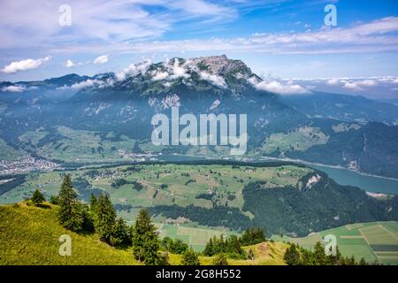 Der Pilatus, auch oft als Pilatus bezeichnet, ist ein majestätischer Berg mit Blick auf Luzern in der Zentralschweiz. Stockfoto