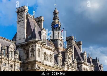 Dach, Schornstein und Fensterdetails des Paris Hotel de Ville aus dem 16./19. Jahrhundert / Rathaus - Paris, Frankreich. Stockfoto