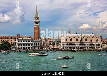 Venedig, Italien - 13. Juni 2016: Boote und Touristen füllen den Hafen in der Nähe des Markusplatzes, der oft als Markusplatz bekannt ist. Stockfoto
