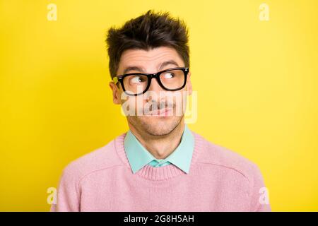 Foto von jungen attraktiven ernsthaft nachdenklich gesinnten Mann in Brille Blick Copyspace Denken isoliert auf gelbem Hintergrund Stockfoto