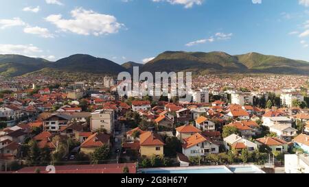 Stadt Drohne Antenne schoss rote Dächer Stockfoto