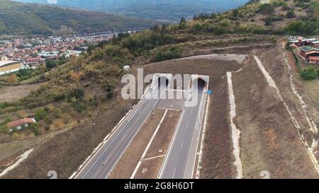 Drohne am Eingang des Tunnels geschossen Stockfoto