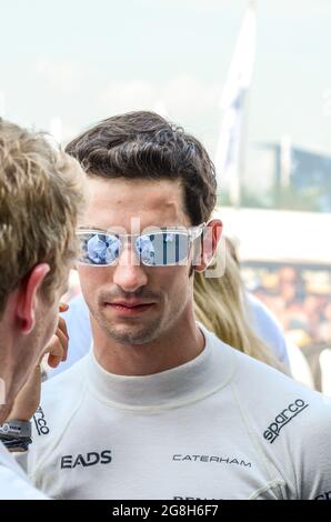 Alexander Rossi bereitet sich darauf vor, einen Caterham CT03 Grand Prix-Wagen beim Goodwood Festival of Speed in Großbritannien zu fahren. Amerikanischer Indycar-, GP2- und F1-Testfahrer Stockfoto