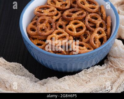 Gesalzene Mini-Brezeln in einer Schüssel. Nahaufnahme. Stockfoto