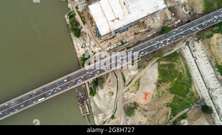 Autobahnbrücke von oben nach unten 01 Flussbaustelle Luftdrohne in Belgrad, Serbien Stockfoto