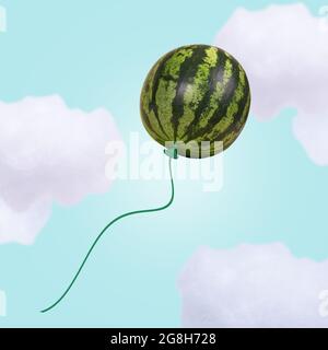 Minimalidee mit Ballon-Wassermelone auf pastellblauem Hintergrund mit Wolken. Minimal Food and Fruit concept.Vitamine, gesunde Ernährung concept.Creative c Stockfoto